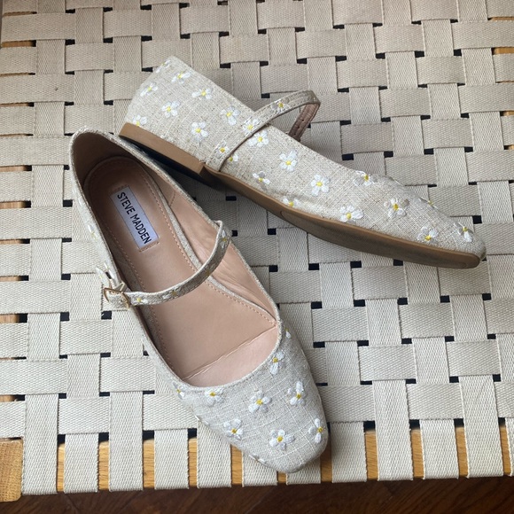 Floral Daisy Mary Jane flats size 10 - Picture 3 of 7